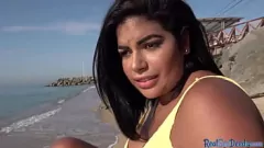 Afspelen Een rondingen Latina babe met natuurlijke grote borsten wordt getrokken voor outdoor POV-seks in doggy style en missionaris