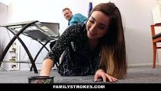 Oynat Erkekleri Çok Kolay Kandıran Genç Bir Amcık