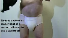 Oynat Pinky 396 Şeffaf Pembe Etek ve Bebek Bezi, Femdom Iffet Kafesi ve Sissy Play'de Crossdresser