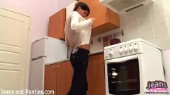 Abspielen Schauen Sie sich dieses zierliche Teenieluder in seinen engen neuen Jeans an, das mit seinen kleinen, aber frechen Titten seine dünne Figur und seinen Amateur-Sexappeal zur Schau stellt