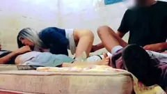 Reproducir Dos amigas compartieron el coño de la chica caliente y cachonda con un gran culo y una gran polla en un trío salvaje porno transexual