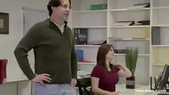 Abspielen Stiefvater kann der beschnittenen Muschi und den großen Brüsten seiner Stieftochter nicht widerstehen, aber die Familie steht vor der Tür!