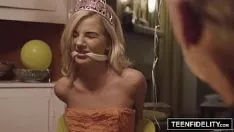 Odtwórz Blond dziwka uratowana przez sąsiada, ponieważ nie chciała się pieprzyć i zabić klienta Świętego Mikołaja