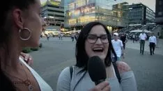 Reproducir mujeres en el coño desnudo presentador de televisión follada en silla