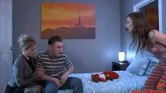 Oynat Bir Anne Kızının Seks Eğitimine Dahil Oluyor