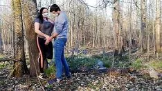 Jouer Ils font l'amour dans la forêt avec des masques sur le visage, ils se protègent du Corona Virus