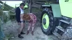 Abspielen Ausgerüsteter Traktorfahrer fickt nuttige Milf mit Lebensfreude