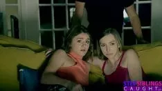 Jouer Deux étudiantes baisées à tour de rôle par leur pote