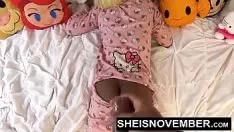 Abspielen Xxx Ebenholz im Pyjama von Ehemann nur von hinten gefickt