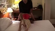 Afspelen Oma betrapte haar nichtje terwijl lul zuigt en neukt