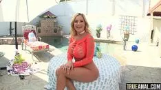 Jouer La plus belle femme d'Amérique du porno baisée par un poulet russe