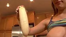 Redare Isi Mananca Banana Si Dupa Se Duce In Dormitor Si Se Fute Cu Cumnatul