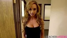 Reproduzir Uma pequena buceta é fodida por um garanhão macho