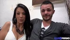 Jouer La pute brune a des relations sexuelles avec son beau-fils en l'absence de son mari fou après elle