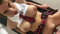 Abspielen Porno mit Muschi, die aus der Schule kommt, mit Heißhunger auf Sex