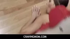 Oynat Esmer Kadın Bu Adam Onu Sikmek İstediğinde Yatağın Altına Giriyor