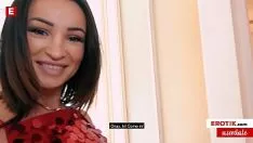 Oynat Ders çalıştığı ve ders çalışmak istediği sınıf sandalyesindeki genç bir kızın kıçına sikini sokuyor.