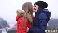 Jouer La fille a baisé sur le sol froid, mais elles se réchauffent après la première minute