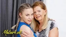 Abspielen Reife Frau mit sehr schönen und großen Brüsten, die sich selbst anmacht