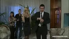Abspielen Die schönsten Mädchen, die man ficken kann, sind die jungen, die alle ihre Schwänze lutschen