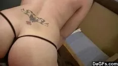 Reproducir Una rubia tatuada que tiene dos tatuajes muy sexys en el abdomen es una provocación