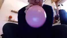Reproducir Un coño de grandes tetas negras se folla a un flaco mucho más joven que ella