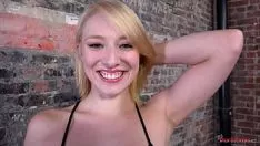 Abspielen Das Sperma springt vom Penis in ihren Mund