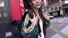 Reproducir Una chica japonesa chupa una linda polla