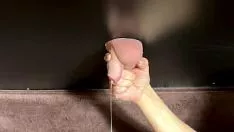 Reproduzir A jovem deitada de bruços chupando o pau do namorado depois de ser
