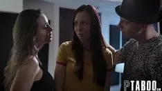 Reproduzir Ela devora qualquer pau que esteja despido perto de sua boca enquanto se ajoelha na frente dele
