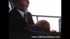 تشغيل هذه الشقراء المنحرفة تفرك قضيبه على متن الطائرة
