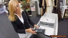 Abspielen Diese blonde MILF bietet tadellose sexuelle Dienstleistungen