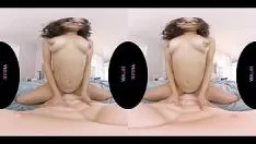 Jouer Elle sourit très gentiment avant que cette belle blonde se déshabille et fasse l'amour