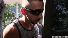 Jouer Due neri scopano questa escort bionda, non ha più bisogno del cazzo per almeno una settimana