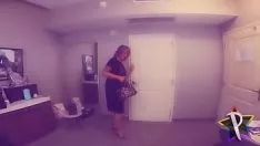 Jouer Il amène dans la chambre d'hôtel une femme noire qui aime être excitée avec sa langue