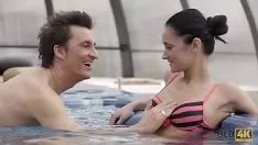 Reproduzir A namorada sexy e linda dele fode forte na piscina como ele gosta