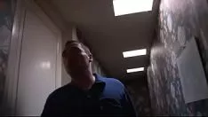 Jouer En ce beau jour, un jeune homme arrive chez deux belles filles avec qui