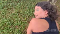 Afspelen Braziliaanse babe wordt stout in het buitenpark: likken, zuigen en klaarkomen!