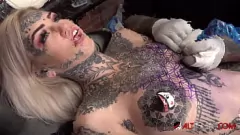 Abspielen Der freche Sascha nimmt mit Sexspielzeug an Amber Lukes intensiver Tattoo-Session teil