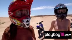 Afspelen Stoute babes gaan wild in de woestijn: grote tieten, blondine en brunette MotoX-actie
