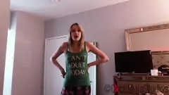 Reproducir Adolescente rubia de grandes tetas se folla a su hermano como vista previa del favor familiar tabú