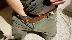 Afspelen Knapperd met grote lul komt in zijn handpalm na het kijken naar porno thuis vanaf het werk