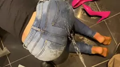 Jouer Pipi désespéré en jeans : une MILF se fait pisser et comble ses envies avec une pipe et une branlette