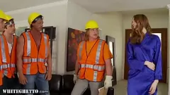 Reproduzir Dona de casa magra e excitada fica com gangbang difícil por vários trabalhadores da construção civil
