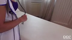 Jouer L'infermiera Inna MILF fa un intenso pompino in POV con gola profonda