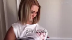 Afspelen Het geschoren poesje van een kleine tiener wordt gaapt door een enorme lul