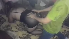 Jouer MILF sexy in perizoma nero e calze a rete scopa duro
