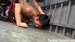 Abspielen Das ungehorsame Babe erhält eine raue Bestrafung von BDSM