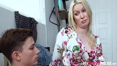 Reproducir Milf tetona Sydney Paige monta su hijastro duro en un intenso encuentro hardcore