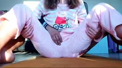 Jouer Le beau-père ne peut pas résister à caresser le cul serré de sa belle-fille et de petits seins